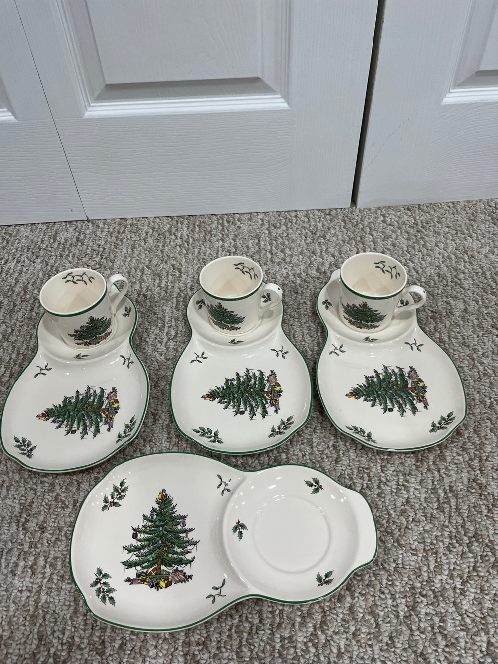 Spode made in England Christmas tree design-4 plates and 3 mugs